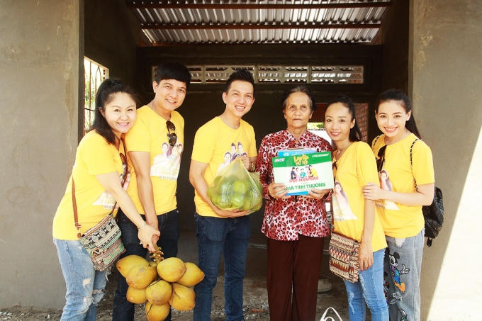Nhóm Ngũ Sắc tặng quà cho gia đình có hoàn cảnh khó khăn.