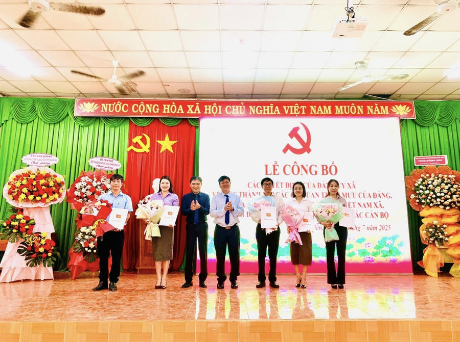 Chủ tịch UBND xã Nguyễn Quốc Tần (thứ 3 từ trái sang) trao các quyết định về công tác cán bộ.
