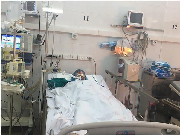 Bệnh nhi bị bội nhiễm viêm phổi, nhiễm khuẩn huyết do biến chứng của thủy đậu.