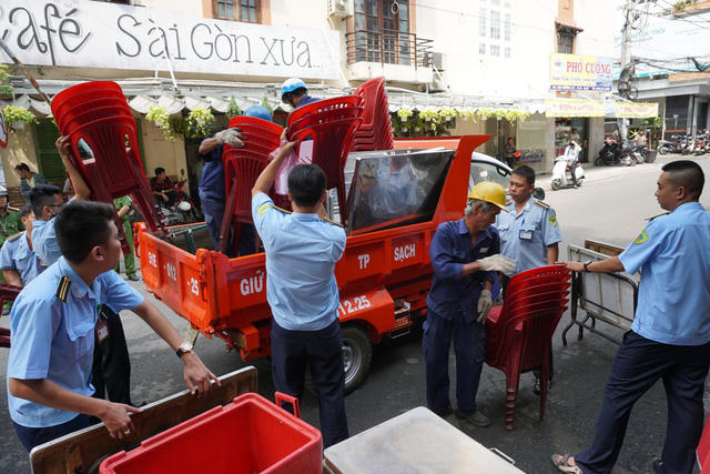 Tịch thu bàn ghế lấn chiếm vỉa hè.