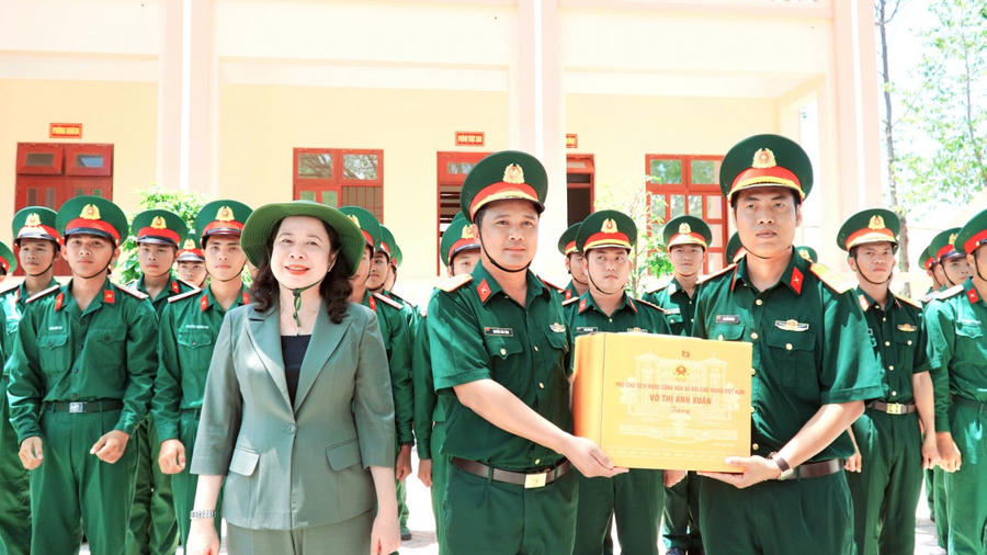 Phó Chủ tịch nước Võ Thị Ánh Xuân thăm hỏi, động viên chiến sĩ Tiểu đoàn 5, Trung đoàn 20, Sư đoàn 330, Quân khu 9 tại thành phố Hà Tiên