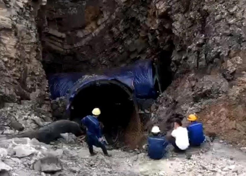 Lực lượng cứu hộ đang triển khai các biện pháp nhằm tìm kiếm nạn nhân nghi ngờ bị rơi xuống hố sụt lún.