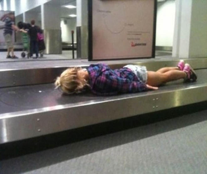 Mọi người có thể ngủ ngay trên các băng chuyền hành lý.