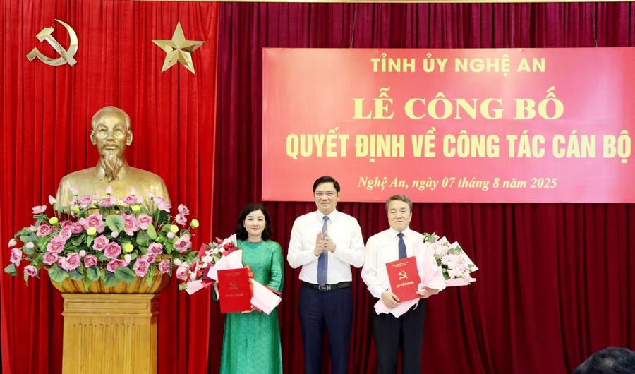 Lãnh đạo Tỉnh ủy Nghệ An trao Quyết định, tặng hoa chúc mừng ông Lê Văn Giáp và bà Nguyễn Thị Hồng Hoa