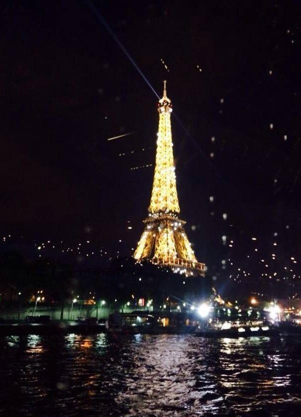 tháp Eiffel trong vẻ đẹp lộng lẫy về đêm. (ảnh Thanh Huyền)