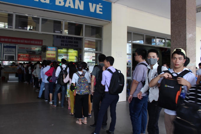 Hành khách xếp hàng dài mua vé.