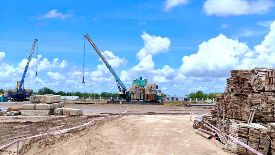 Dự án Bệnh viện Đa khoa 1.200 giường, đang đẩy nhanh tiến độ, tuy nhiên vào thời điểm mùa mưa gặp nhiều khó khăn trong xây dựng (Ảnh: H.T).