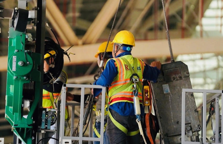 Các kỹ sư và công nhân đang nỗ lực thi công để dự án về đích đúng tiến độ.