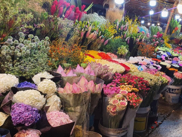 Hoa tại chợ Quảng Bá luôn đa dạng và vốn luôn hút khách