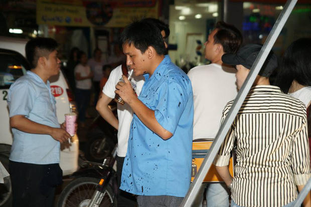 Những người đứng trước của quán cũng bị dính sơn. Ảnh: Vũ Doãn Đào