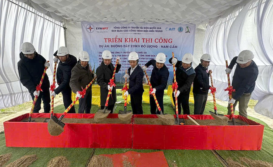 Các đại biểu thực hiện nghi thức triển khai thi công dự án.