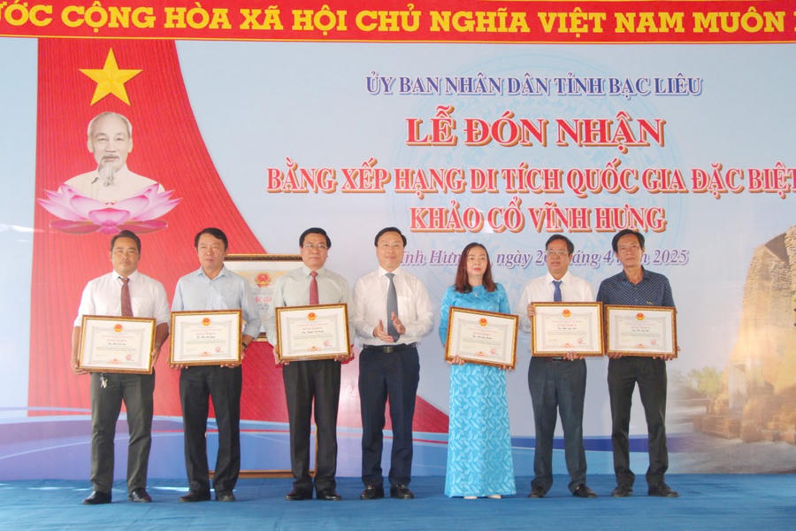 Ông Huỳnh Hữu Trí - Ủy viên BTV Tỉnh ủy, Phó Chủ tịch Thường trực UBND tỉnh, trao Bằng khen của Chủ tịch UBND tỉnh Bạc Liêu cho các cá nhân có thành tích tiêu biểu trong thực hiện bảo tồn, phát huy giá trị Di tích và lập hồ sơ Di tích Quốc gia đặc biệt đối với di tích Khảo cổ Vĩnh Hưng.