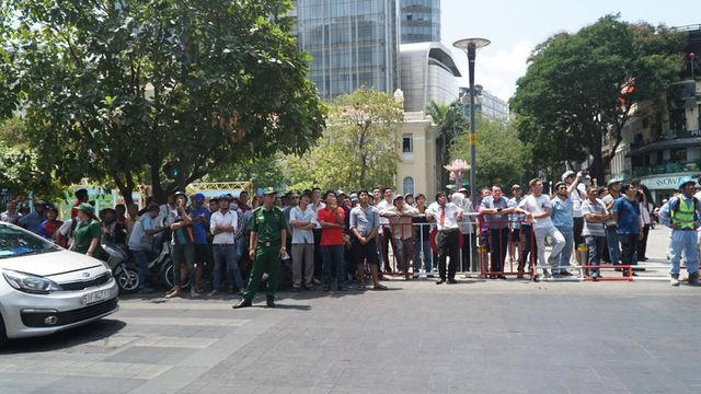 Nhiều người dân tụ tập theo dõi đám cháy