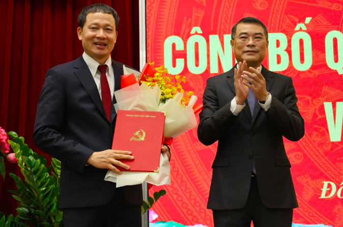Ông Lê Minh Hưng trao quyết định phân công ông Vũ Hồng Văn giữ chức Bí thư Đồng Nai. Ảnh: Dantri.