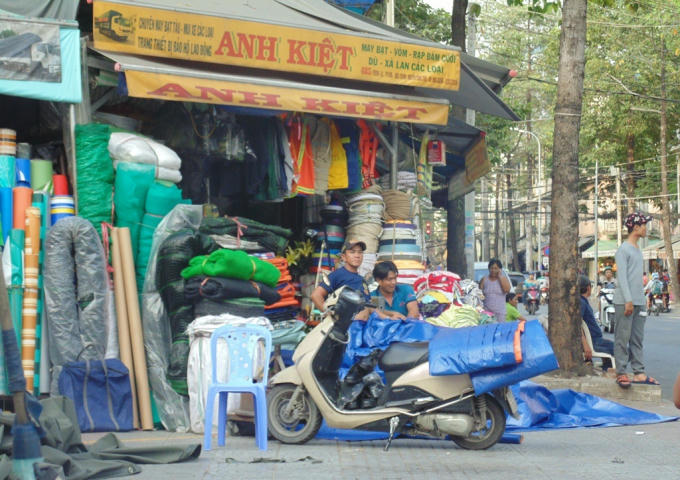 Vỉa hè trên đường Nguyễn Công Trứ bị biến thành nơi bán hàng.