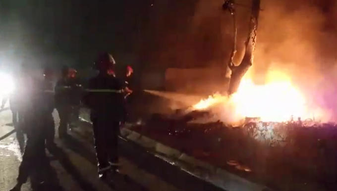 Công tác khống chế ngọn lửa nhanh chóng được tiến hành.