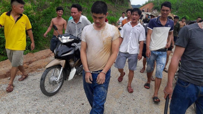 Một trong hai cẩu tặc bị người dân và cơ quan chức năng bắt giữ khi đang lẩn trốn trong rừng.