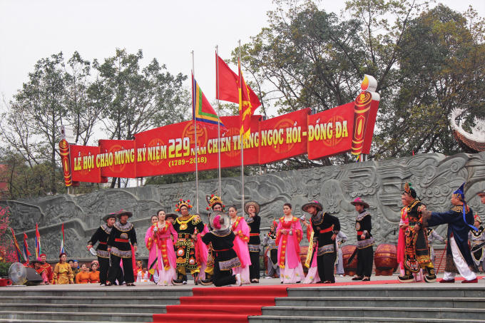 Tin Kinh thành Thăng Long bị tiến đánh khiến quân giặc bàng hoàng, hoảng hốt. Chủ tướng Sầm Nghi Đống phải tự vẫn, Tôn Sỹ Nghị thì bỏ trốn về nước.