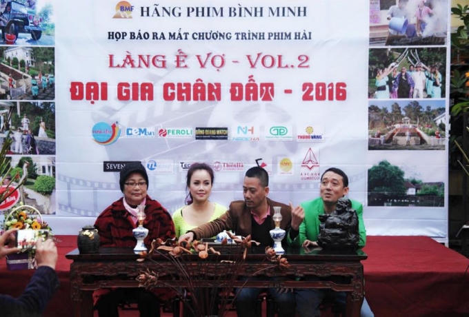 Đạo diễn Trần Bình Trọng (giữa) và các nghệ sĩ Kim Xuyến, Hoàng Yến, Chiến Thắng (từ trái sang)