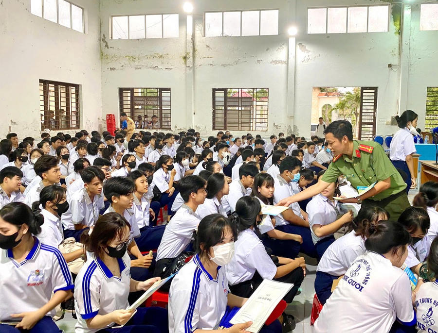 Đoàn viên thanh niên Công an tỉnh Bạc Liêu, phát tờ rơi tuyên truyền Luật giao thông đường bộ cho học sinh Trường THPT Ninh Qưới, huyện Hồng Dân, tỉnh Bạc Liêu.
