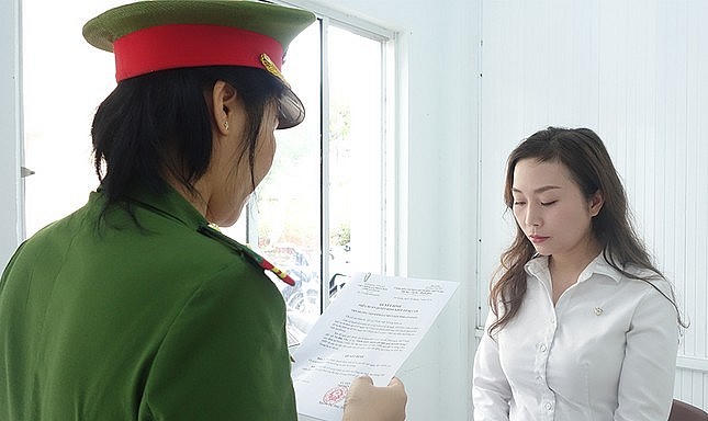 Công an tỉnh An Giang tống đạt các quyết định khởi tố bị can và lệnh cấm đi khỏi nơi cư trú đối với Võ Đan Vân.