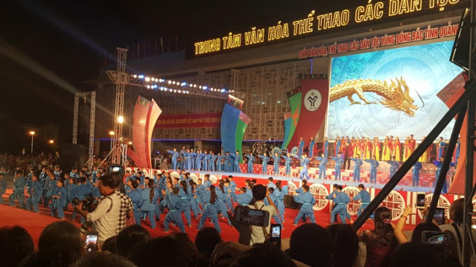 Nhiều tiết mục văn nghệ đặc sắc của địa phương được trình diễn trong đêm khai mạc.