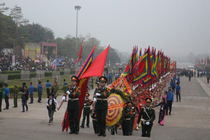 Đoàn nghi lễ bắt đầu di chuyển vào lúc 6h sáng ngày 6/4 trong không khí linh thiêng, trang trọng của đại lễ Hùng Vương năm nay.
