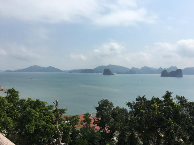 Vịnh Bái Tử Long nhìn ra từ Thiền Viện.
