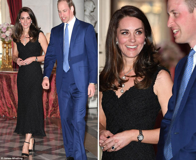 Trong khi đó, Hoàng tử William diện một bộ complê màu xanh. (Ảnh: Dailymail)