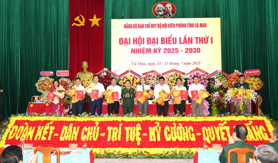 Đại tá Nguyễn Văn Hùng - Ủy viên Ban Thường vụ Tỉnh ủy, Chỉ huy trưởng Bộ Chỉ huy Quân sự tỉnh Cà Mau trao quyết định của Ban Thường vụ Tỉnh ủy chỉ định các Phó Bí thư Thường trực các xã, phường biên giới biển của tỉnh tham gia Ban Chấp hành Đảng bộ BĐBP tỉnh, nhiệm kỳ 2025 – 2030.