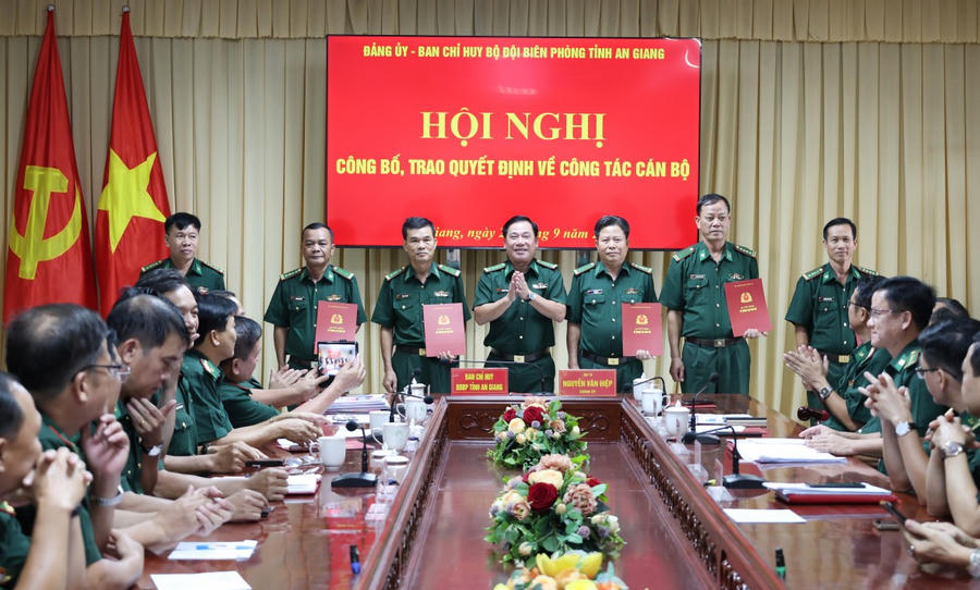 Đại tá Nguyễn Văn Hiệp, Phó Chính ủy Bộ Chỉ huy Quân sự tỉnh, Chính ủy Ban Chỉ huy BĐBP tỉnh trao quyết định cho các đồng chí.