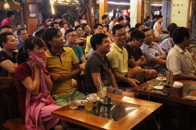 Những ánh mắt chăn chú theo dõi… phấn khích, cuồng nhiệt..vvv