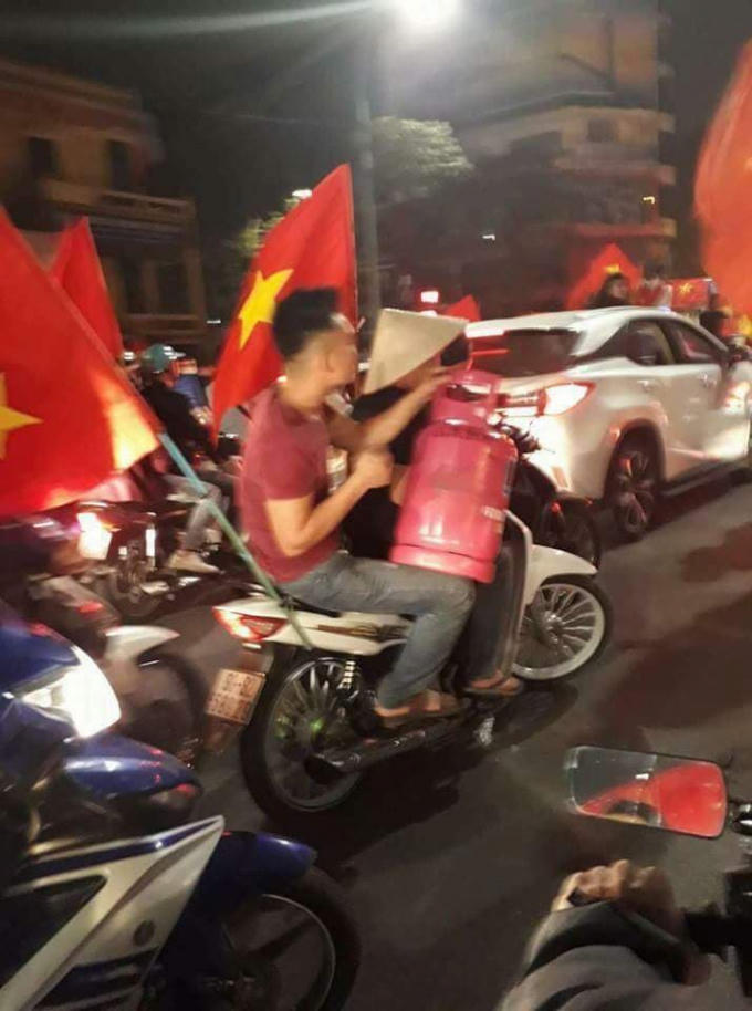 Bình ga cũng được mang theo để cổ vũ. (Ảnh: FB  G.T.G)