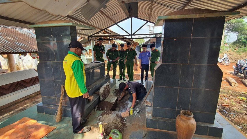 Cơ quan chức năng thực hiện khai quật bào thai để phục vụ công tác điều tra