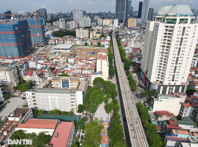 Nhiều đoạn đường ở Hà Nội chỉ vài km nhưng có đến 7, 8 trường đại học, cao đẳng được xây dựng san sát, chen chúc gây nên cảnh ùn tắc thường xuyên vào giờ cao điểm.