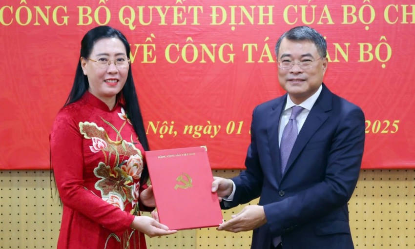 Ông Lê Minh Hưng, Trưởng Ban Tổ chức Trung ương trao quyết định của Bộ Chính trị cho bà Bùi Thị Quỳnh Vân. (Ảnh: TTXVN)