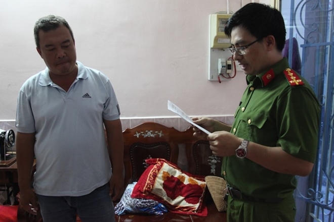 Cơ quan CSĐT Công an TP Cần Thơ đọc lệnh bắt khẩn cấp Duy tại nhà riêng.