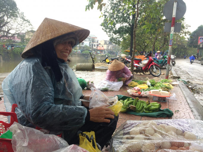 Dù lạnh nhưng bà vẫn phải dọn hàng từ sáng sớm để kiếm tiền (Ảnh: Thân Hiền)