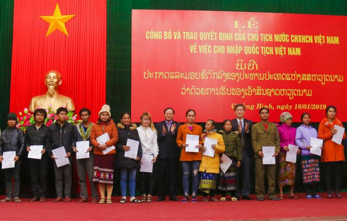 Thứ trưởng Nguyễn Khánh Ngọc và Phó Chủ tịch UBND tỉnh Quảng Bình Lê Minh Ngân trao quyết định của Chủ tịch nước cho bà con.