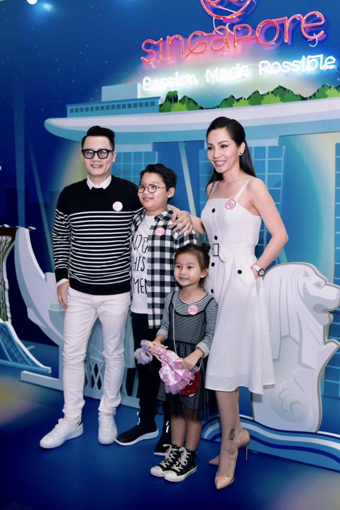 Gia đình Hoàng Bách rạng rỡ Trong buổi lễ trở thành Đại sứ Du lịch Singapore. Ảnh: Xuân Bách.