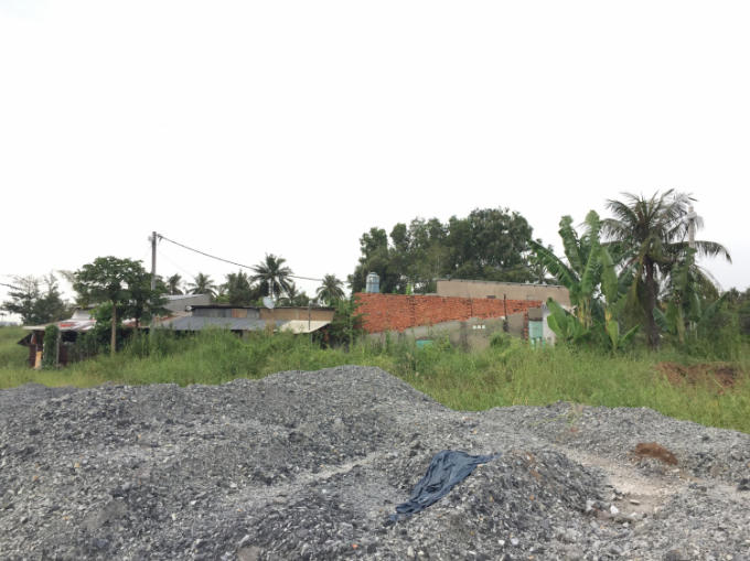Một số hộ dân đã nhận tiền đền bù nhưng với mức đền bù quá thấp nên chưa thể tìm được chốn an cư mới đành chấp nhận ở tạm cạnh dự án.