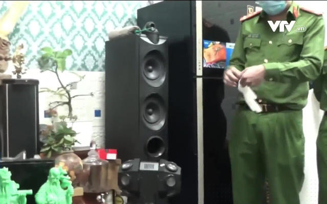 Phòng điều trị đã cải tạo thành một phòng có cách âm, lắp dàn loa lớn, đèn laze