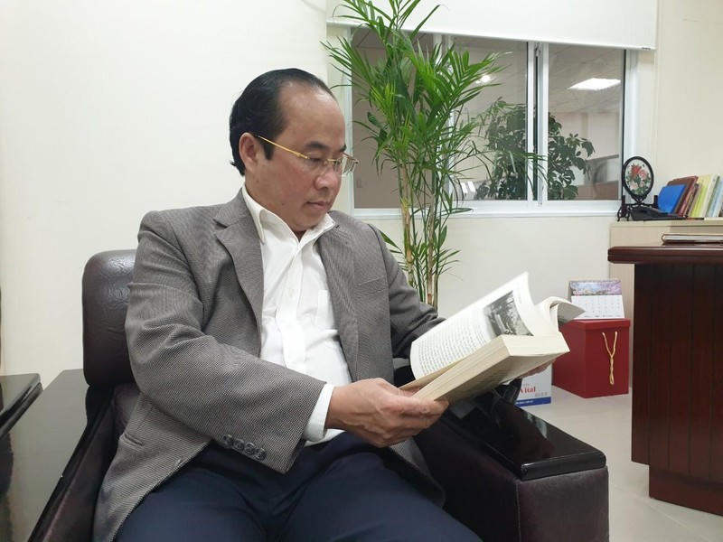Tác giả Trần Thanh Hoài bên một cuốn sách viết về Đà Lạt.