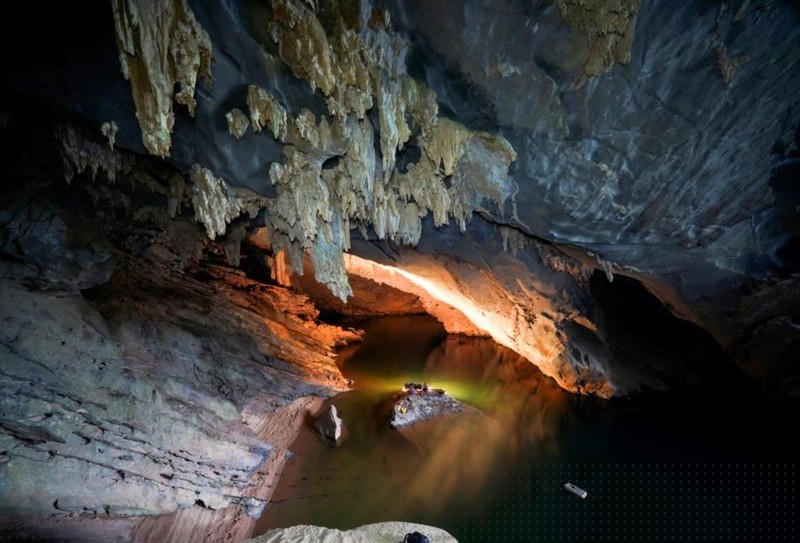 Trong lòng hang Trạ Ang kỳ bí. 