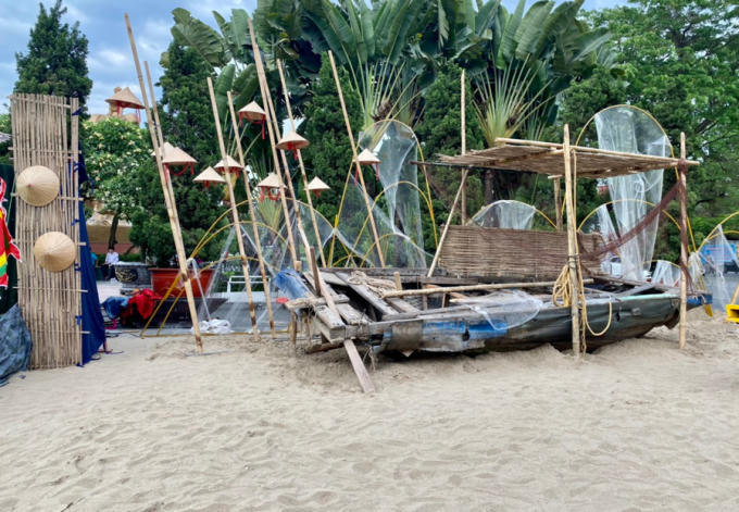 Các vật dụng nhưng bãi cát, thuyền nan, nón lá, lưới, vó, bè … cũng được các nghệ nhân dùng để tái hiện lại khung cảnh làng chài của người dân Bắc Bộ cũng được tái hiện lại trong không gian nghệ thuật của Lễ Hội.