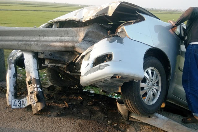 Một đoạn lan can bị gãy, găm vào phía bên trong xe.