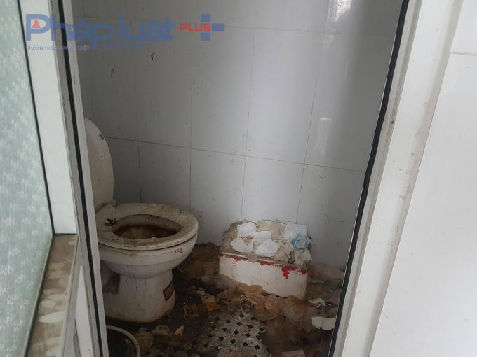 Nhà vệ sinh bẩn "kinh hoàng" vì mùi xú uế. Có cả phân người tại nhà vệ sinh.