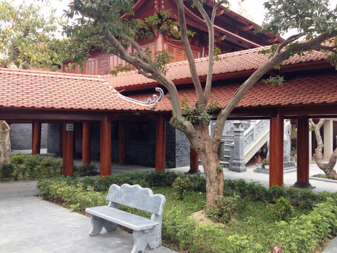 Với khuôn viên 5000 m2, điện thờ được bố trí thông thoáng cho khách tham quan chiêm ngưỡng.