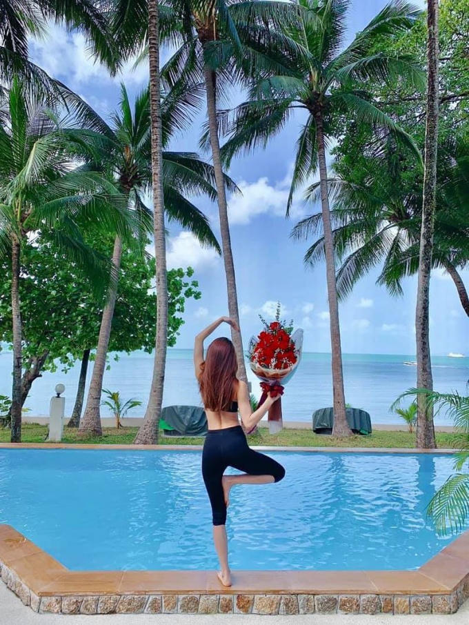 Hồ Ngọc Hà được Kim Lý tặng quà khi cả hai đang đi nghỉ dưỡng tại Thái Lan.