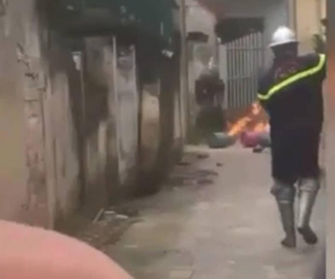 Hiện trường nơi xảy ra sự việc con rể ôm 4 bình gas đến châm lửa đốt trước cổng nhà bố mẹ vợ.